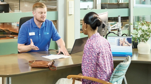 florida blue agent talking with a member at a florida blue center