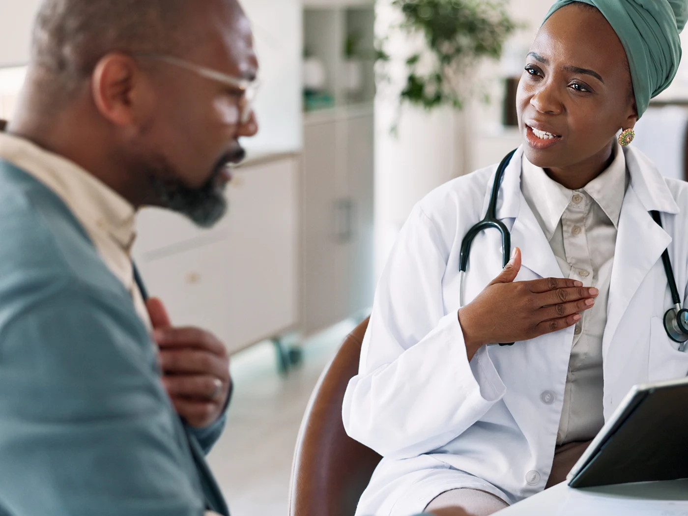 A primary care doctor and patient talk about breathing and asthma issues.