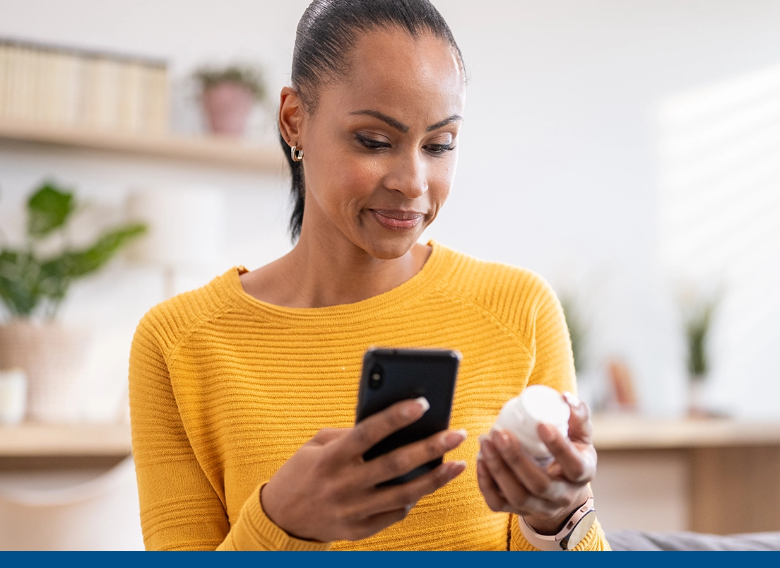 Mujer con necesidades de salud continuas solicitando un reabastecimiento de receta en línea desde su teléfono móvil