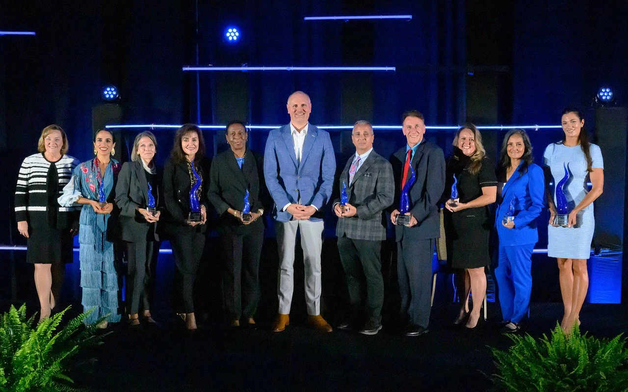 De izquierda a derecha: Susan Towler, Directora Ejecutiva, Florida Blue Foundation; Dr. Aldianez Albelo, Director Médico, Banyan Community Health Center; Teresa Miles, Directora Ejecutiva, Women’s Center of Jacksonville; Dra. Sandy Muñoz, CEO, The Children’s Institute; Faye Johnson, CEO, Northeast Florida Healthy Start Coalition; Brian Pieninck, Presidente y CEO, GuideWell; Robert Ranieri, CEO, House of Hope; Dr. Joseph Davis, Director Ejecutivo, Anchor House; Heather Cross, CEO, The Center for Progress and Excellence; Susan Nyamora, Presidenta y CEO, South Florida Wellness Network; Ashley Lowery, Presidenta y CEO, Homeless Empowerment Program.