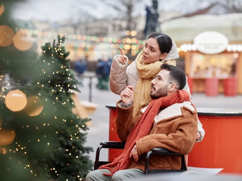Un cuidador y la persona a la que cuida durante las vacaciones