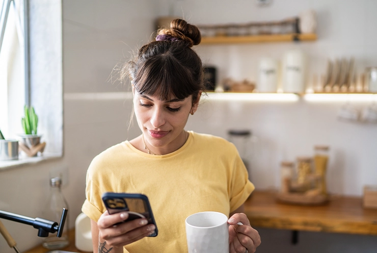 woman live chatting with a Florida Blue agent from her phone