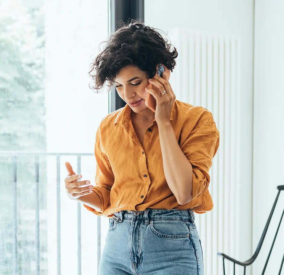 Mujer hablando por teléfono con un agente de Florida Blue