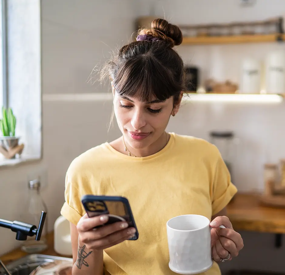 woman live chatting with a Florida Blue agent from her phone