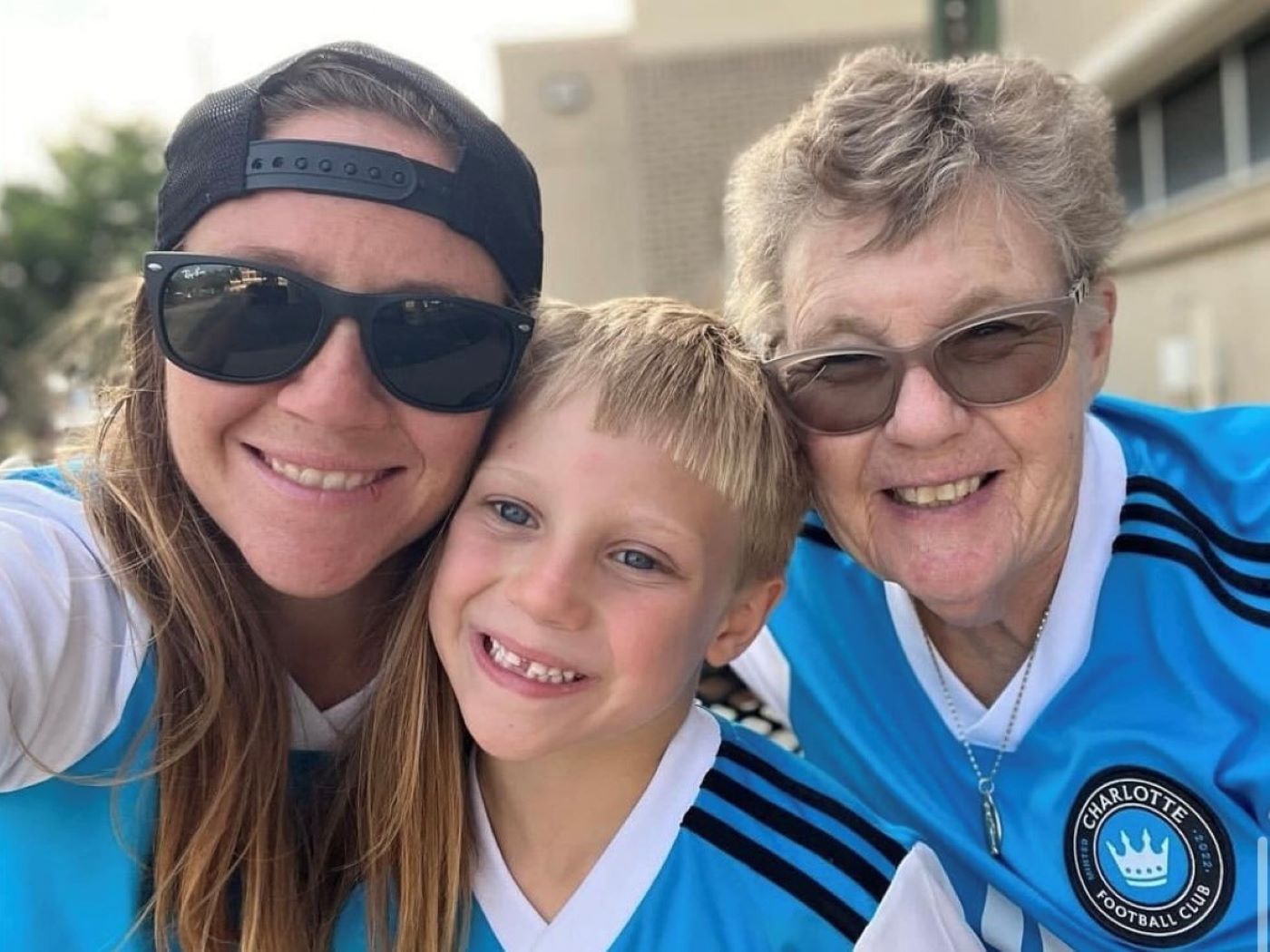 Cuidadora con su madre y su hijo