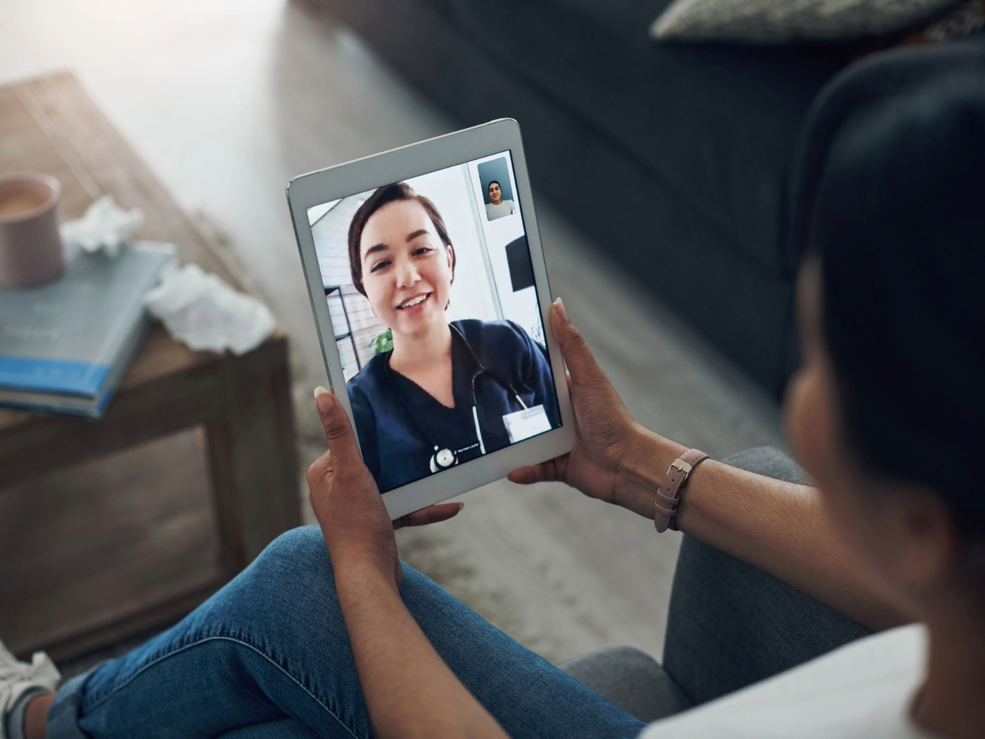 Paciente en visita virtual por video con un médico