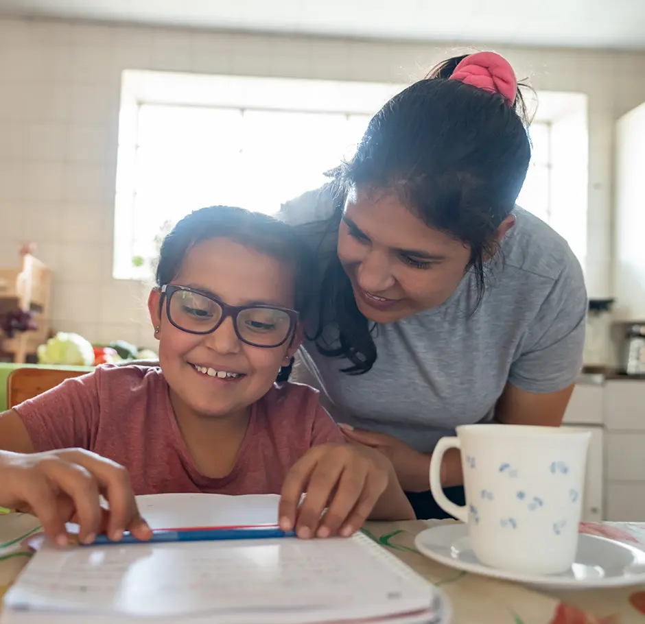 Madre ayudando a su joven hija con la tarea