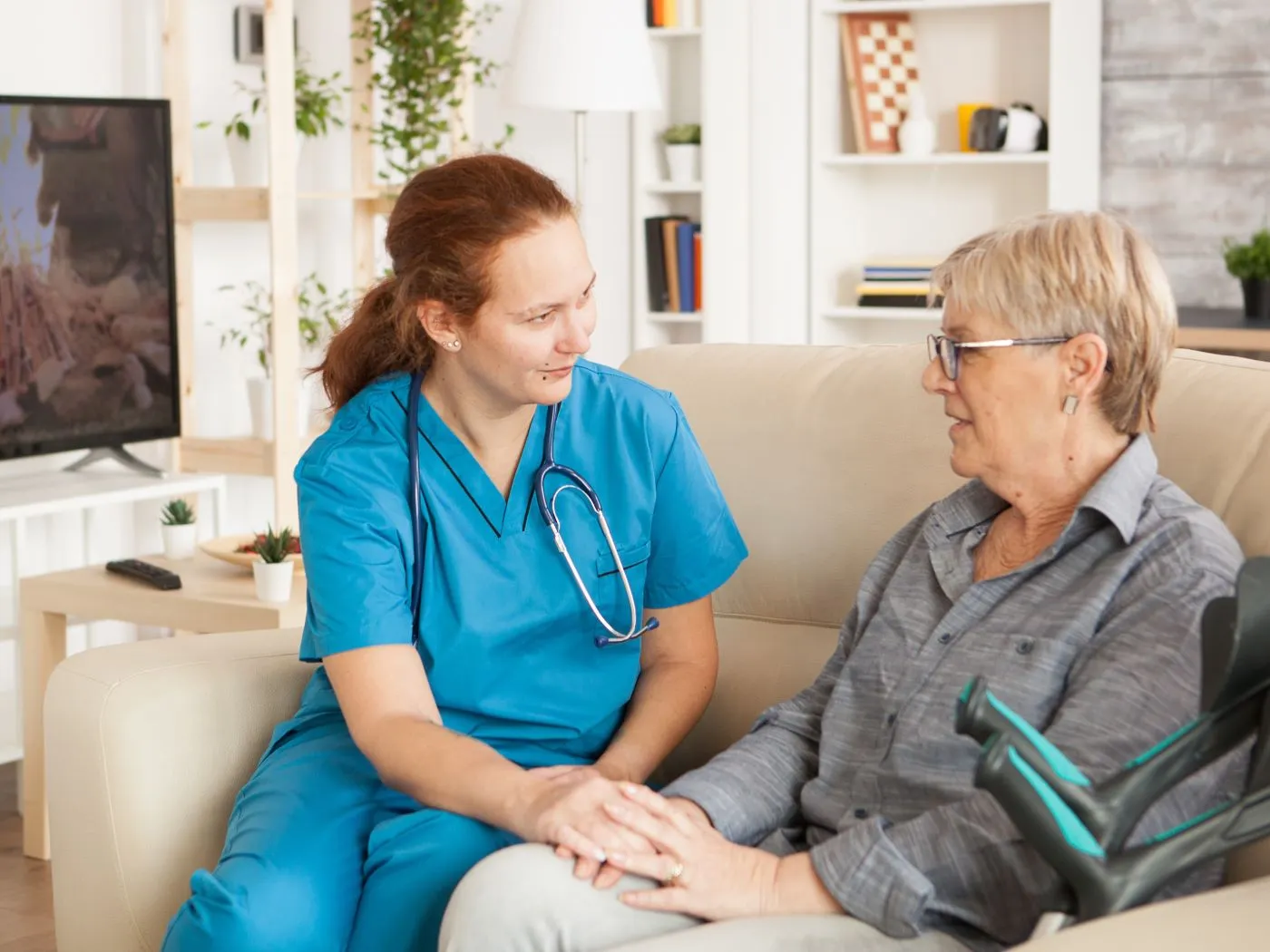 Trabajadora de cuidados ayudando a una mujer mayor