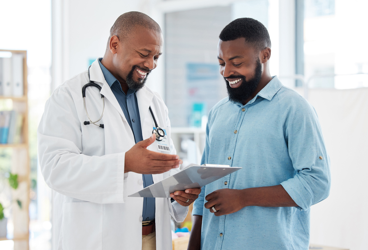 Sanitas doctor talking with a Florida Blue member at a Florida Blue | Sanitas Medical Center location