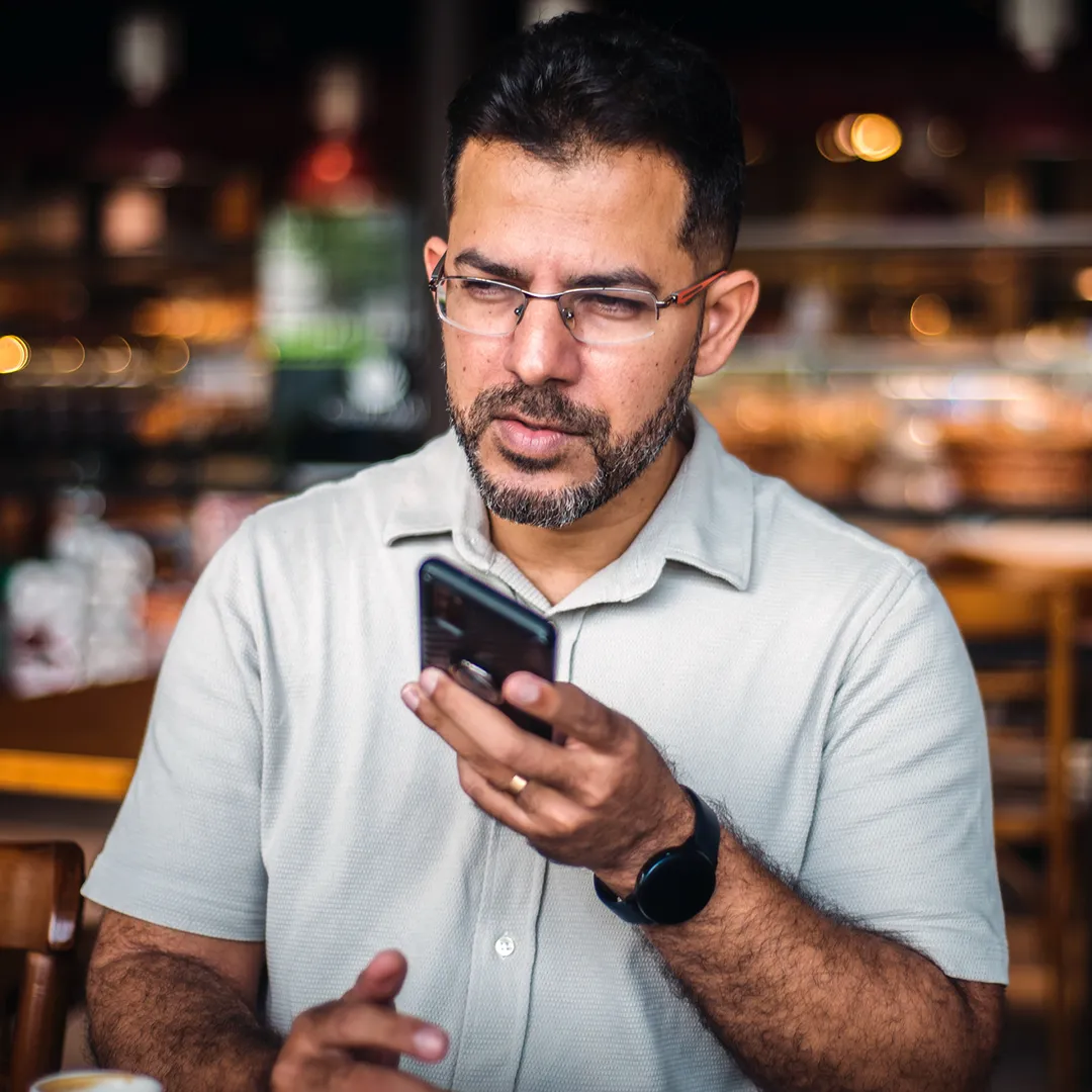 Hombre hablando con un agente dedicado por teléfono sobre la inscripción en un plan de salud de Florida Blue para 2026