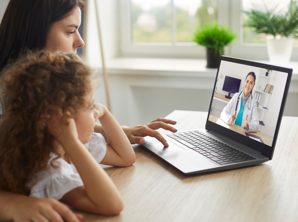 Mujer en visita médica virtual